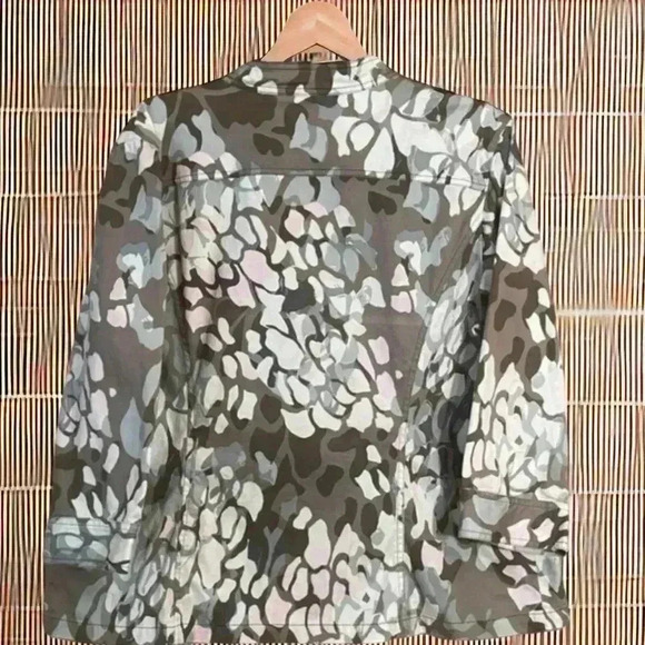 Chico’s Size 2 (Large 12) women’s “camo” print lightweight button-front Jacket - Picture 2 of 5